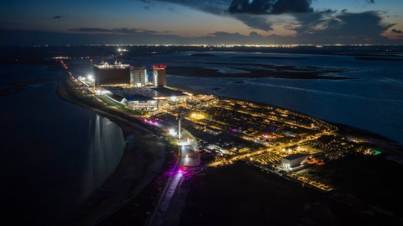 Základna Starbase v Texasu v září 2026 při přesunu Starship S41 na startovní věž před letem IFT-14 Autor: SpaceX Základna Starbase v Texasu v září 2026 při přesunu Starship S41 na startovní věž před letem IFT-14 Autor: SpaceX