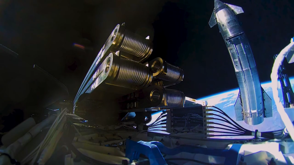 Pohled na Starship S41 na oběžné dráze z kamery na jedné z vypuštěných družic Starlink 3. generace. (zakřivení Starship je způsobeno ohniskovou vzdáleností objektivu v kameře) Autor: SpaceX Pohled na Starship S41 na oběžné dráze z kamery na jedné z vypuštěných družic Starlink 3. generace. (zakřivení Starship je způsobeno ohniskovou vzdáleností objektivu v kameře) Autor: SpaceX