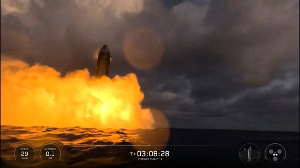 Pohled na dosednutí Starship S41 z kamery umístěné na člunu, který SpaceX vyslala k místu přistání. Autor: SpaceX Pohled na dosednutí Starship S41 z kamery umístěné na člunu, který SpaceX vyslala k místu přistání. Autor: SpaceX