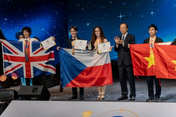 Zlatí medailisté 19. IOAA Alex Faivre a Anita Vaceková na pódiu během slavnostního ceremoniálu. Autor: David Komárek
