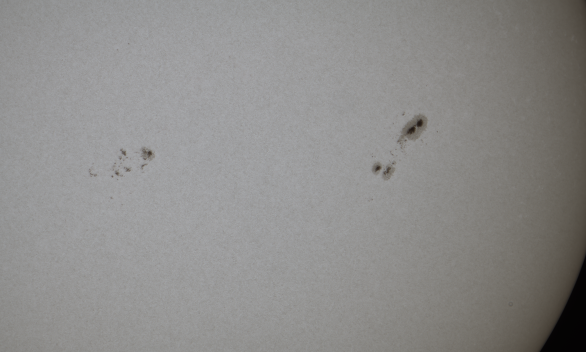 Skvrny v aktivních oblastech AR4551 a AR4556 17. 10. 2026 přes 27cm dalekohled Celestron EDGE HD kamerou ASI294MC Pro Autor: Martin Gembec