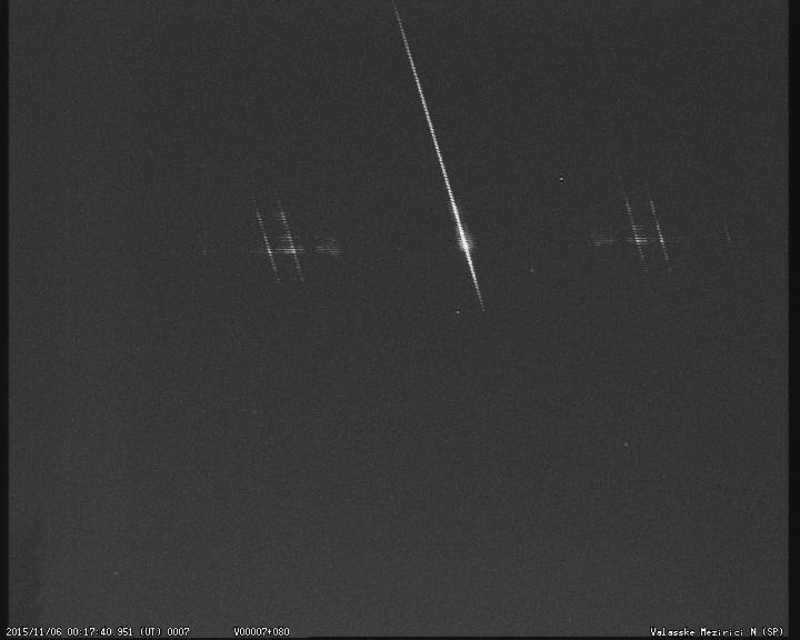 Bolid se spektrem zachycený 6. listopadu 2015 severním kamerou opatřenou spektrografem. 