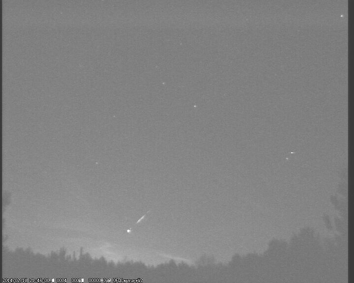 Souhrnný snímek bolidu 20140218_204556 ze stanice Pilipovich (MeteorsUA) s redukcí saturovaných dílčích snímků sekvence. Autor: meteorsUA
