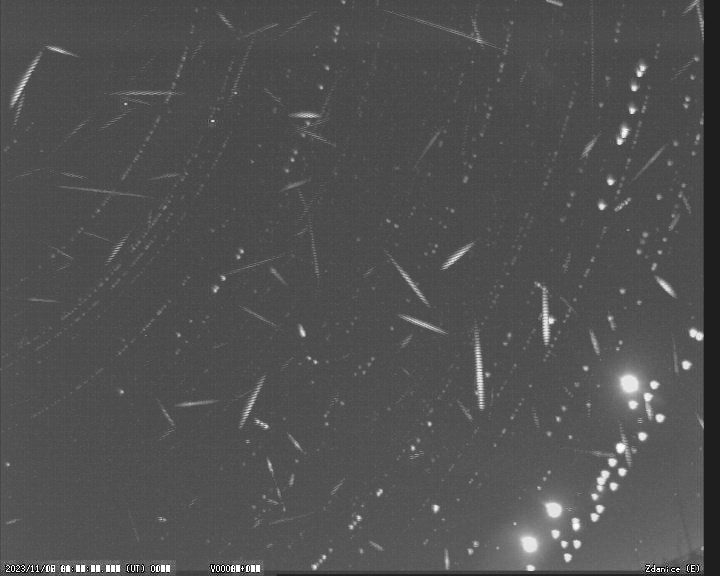 Souhrnný snímek zachycených meteorů z listopadu 2023 (do 18.11.2023), pořízený kamerou Ždánice E. Autor: Jakub Koukal