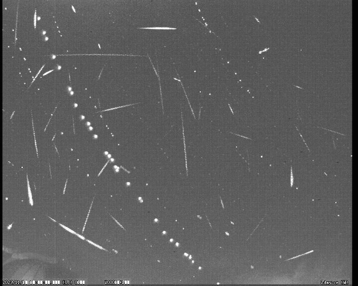 Souhrnný snímek zachycených meteorů z listopadu 2023 (do 18.11.2023), pořízený kamerou Ždánice W. Autor: Jakub Koukal
