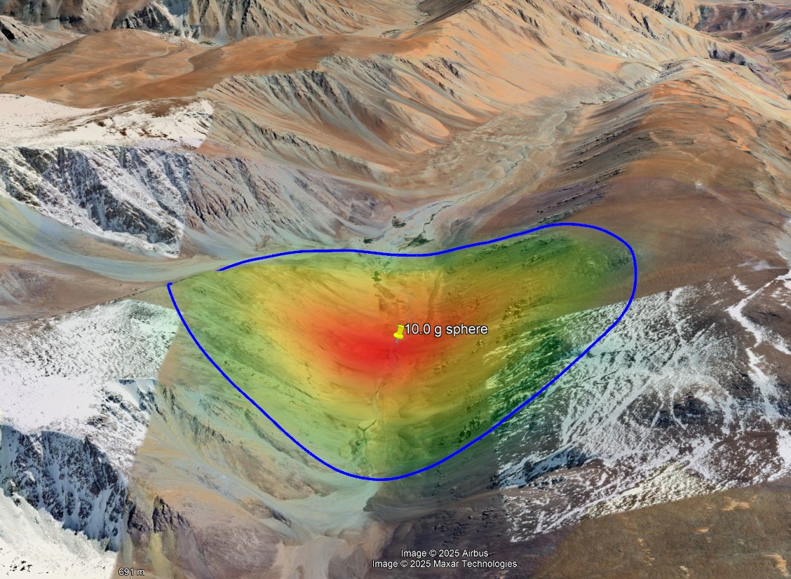 Obr. 9: Zobrazení Monte Carlo simulace (1000 simulací) možných dopadů fragmentu meteoritu CM20251202_074441 o váze 10 g s předpokládaným tvarem „sféra“. Vnější linie označuje 2-sigma kovarianční matici. Zdroj mapového podkladu: Google LLC.