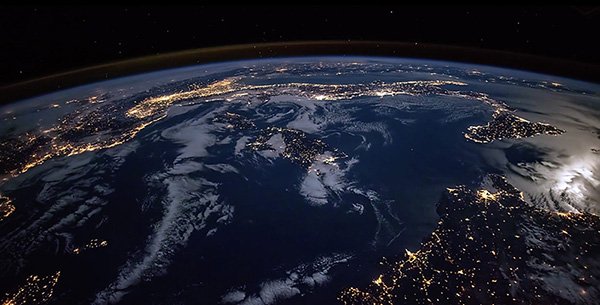 Země v noci z vesmíru. Autor: NASA